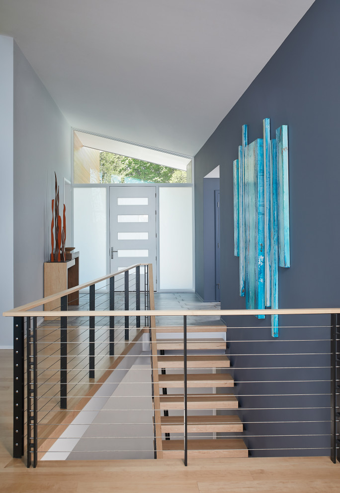 Modelo de escalera suspendida minimalista de tamaño medio con escalones de madera y barandilla de metal