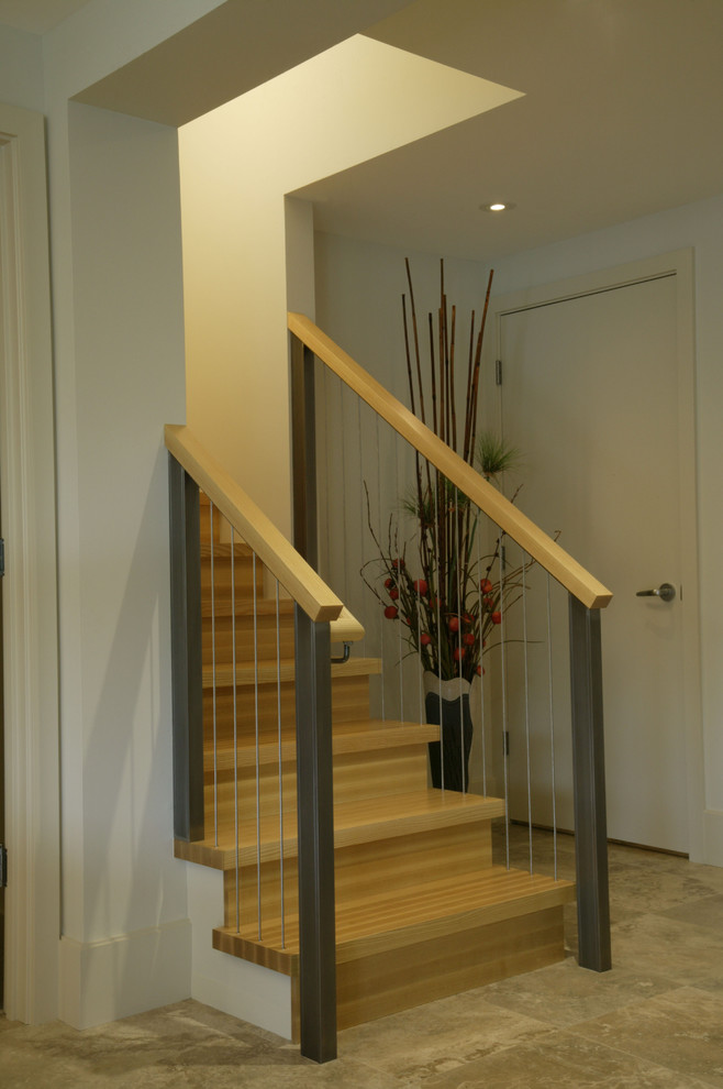 Cette image montre un escalier droit design de taille moyenne avec des marches en bois et des contremarches en bois.