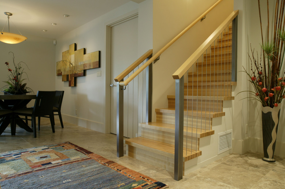 На фото: прямая деревянная лестница среднего размера в современном стиле с деревянными ступенями