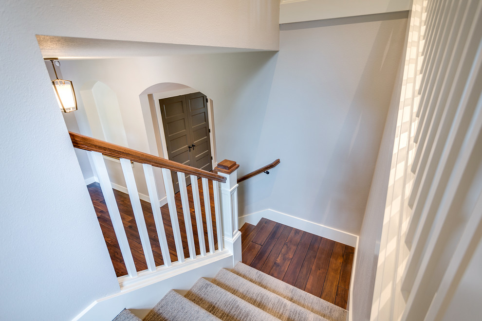 Свежая идея для дизайна: п-образная деревянная лестница среднего размера в стиле неоклассика (современная классика) с деревянными ступенями и деревянными перилами - отличное фото интерьера