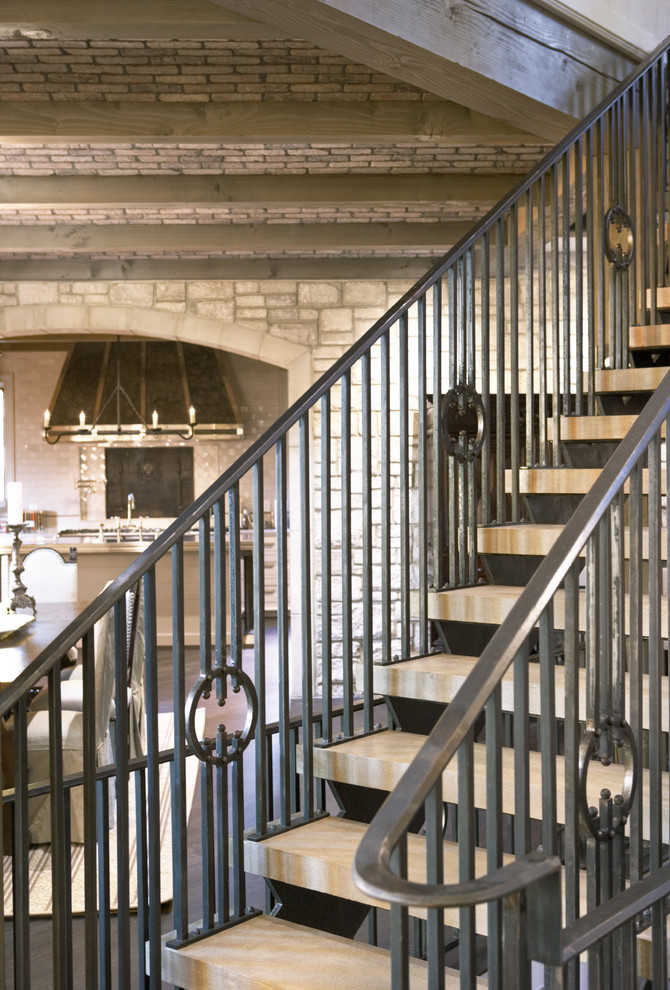 Стильный дизайн: большая прямая лестница в стиле неоклассика (современная классика) с деревянными ступенями без подступенок - последний тренд