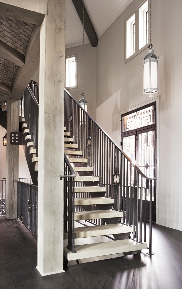 Foto de escalera en U clásica renovada grande sin contrahuella con escalones de madera
