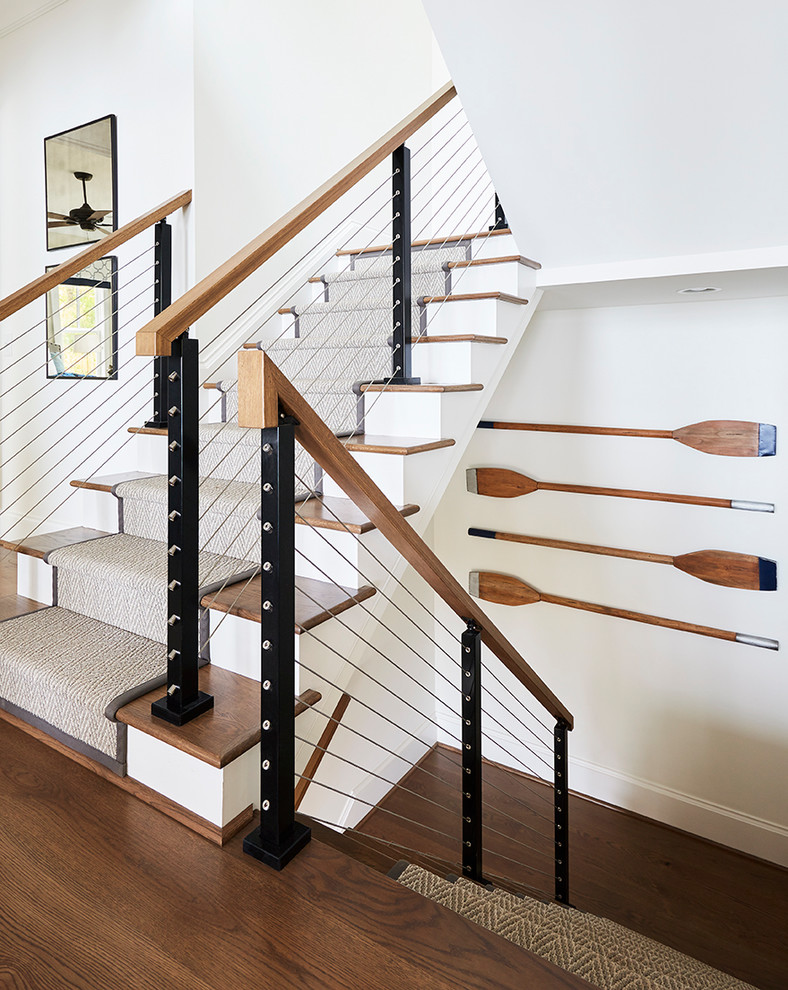 Идея дизайна: п-образная лестница в морском стиле с ступенями с ковровым покрытием, ковровыми подступенками и перилами из тросов