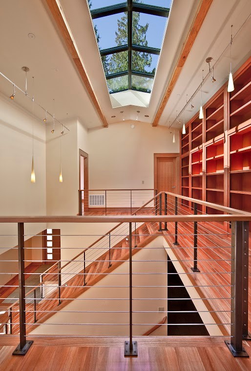 Idée de décoration pour un grand escalier design en U avec des marches en bois.