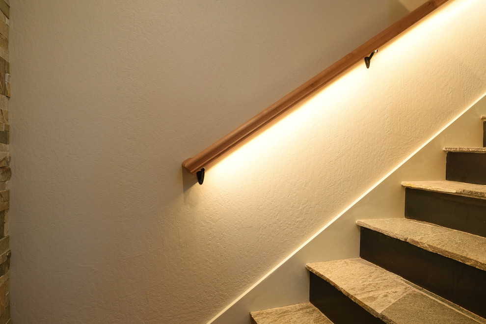Idée de décoration pour un escalier carrelé droit tradition de taille moyenne avec des contremarches en métal.