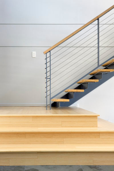 Imagen de escalera en L industrial de tamaño medio con escalones de madera y contrahuellas de metal