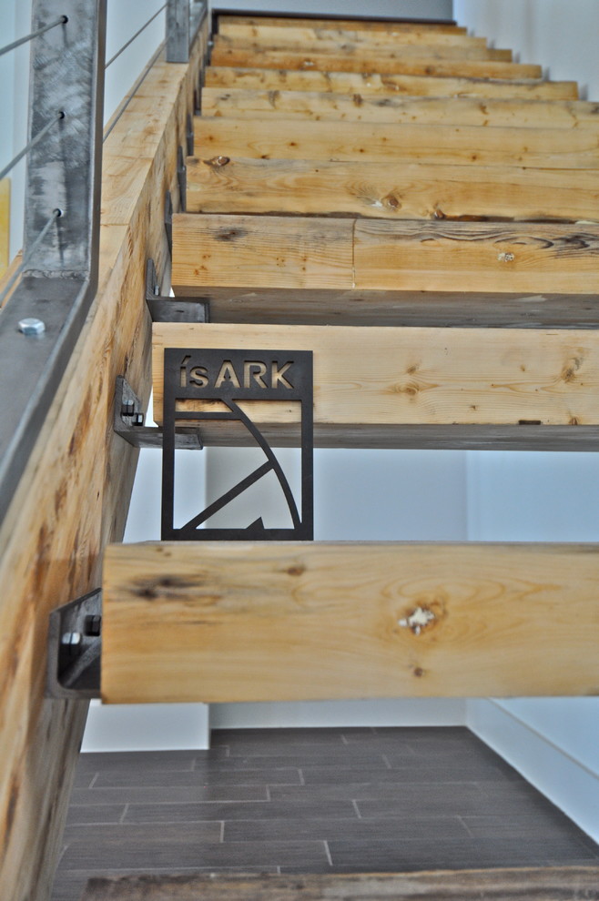 Diseño de escalera suspendida contemporánea grande sin contrahuella con escalones de madera