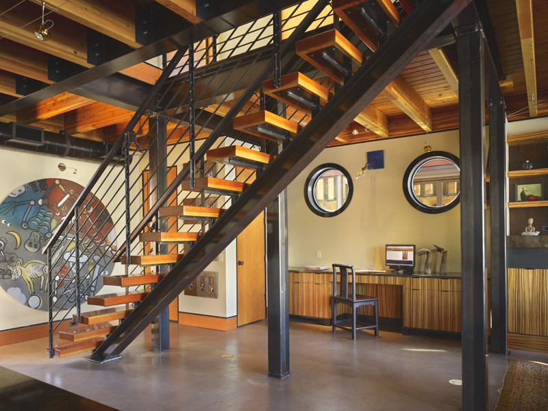 Cette photo montre un petit escalier sans contremarche droit industriel avec des marches en bois et un garde-corps en métal.