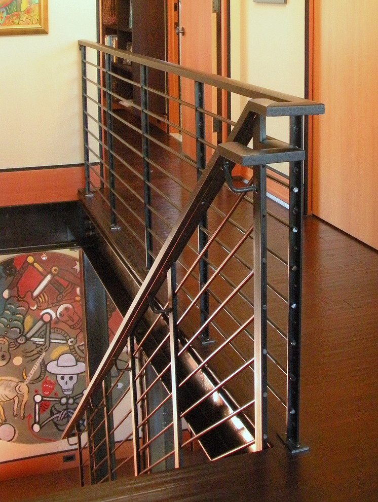 ラグジュアリーな小さなインダストリアルスタイルのおしゃれな直階段 (木の蹴込み板、金属の手すり) の写真