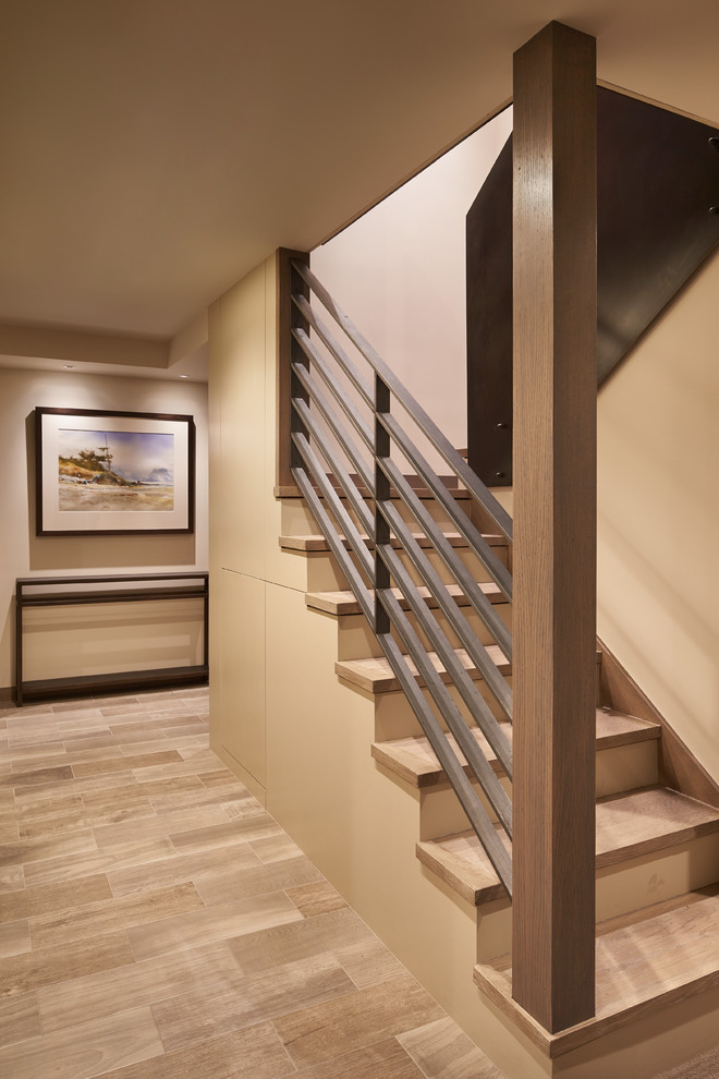 Ejemplo de escalera recta actual pequeña con escalones de madera, contrahuellas de madera pintada y barandilla de metal