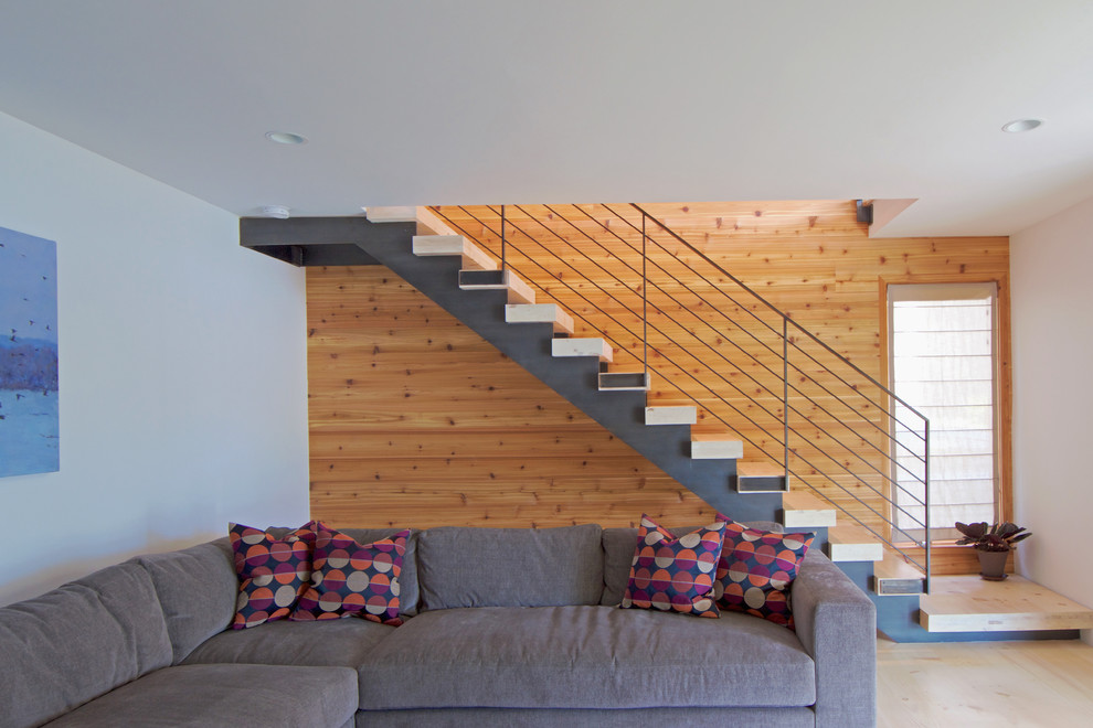 На фото: прямая деревянная лестница среднего размера в стиле ретро с деревянными ступенями и металлическими перилами с
