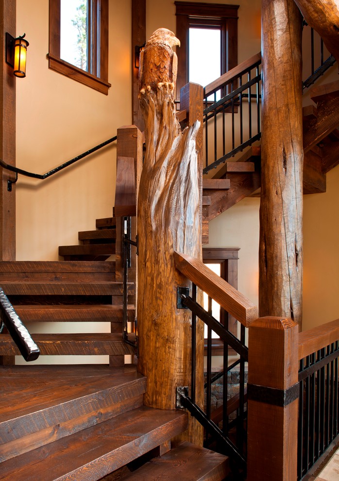 На фото: п-образная деревянная лестница среднего размера в стиле рустика с деревянными ступенями