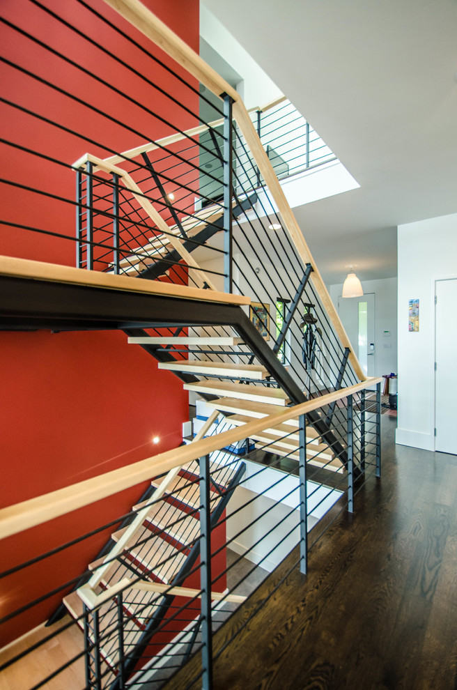 Idée de décoration pour un grand escalier sans contremarche design en U avec des marches en bois.