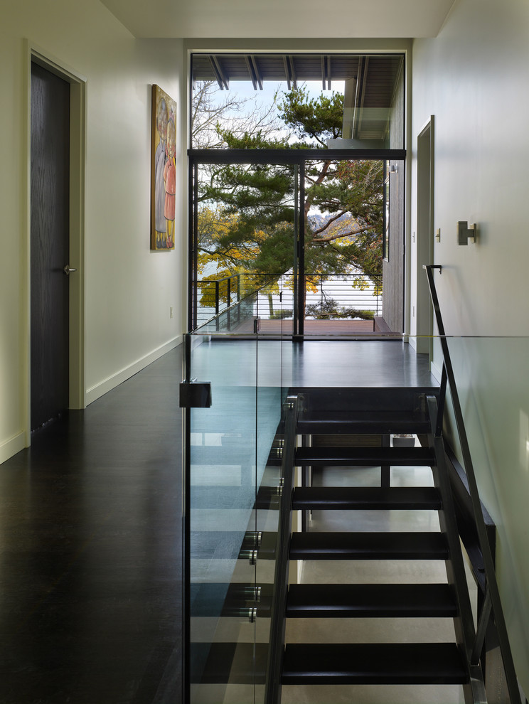 Example of a minimalist open staircase design in Seattle