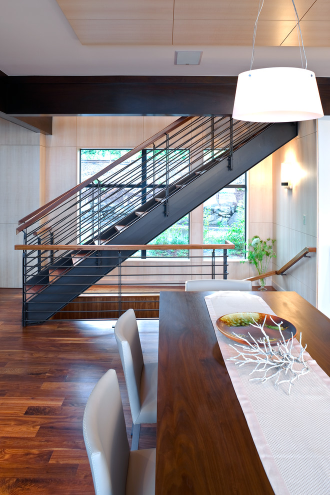Idée de décoration pour un escalier droit design avec des marches en bois.