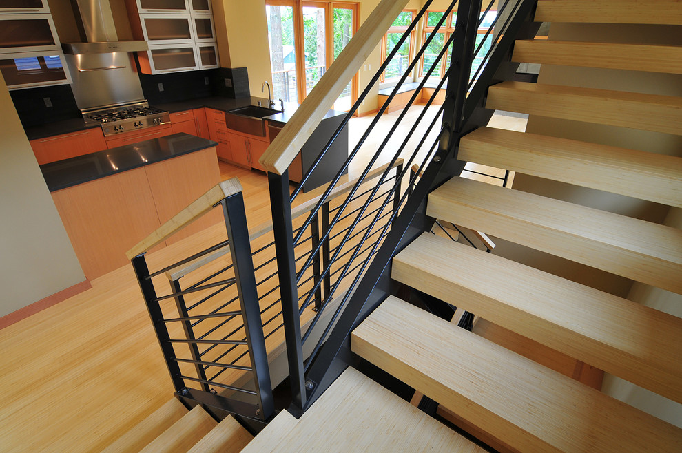 Foto på en mycket stor funkis flytande trappa i trä, med öppna sättsteg