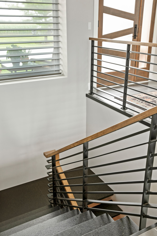 Источник вдохновения для домашнего уюта: большая п-образная лестница в современном стиле с ступенями из плитки и деревянными перилами без подступенок