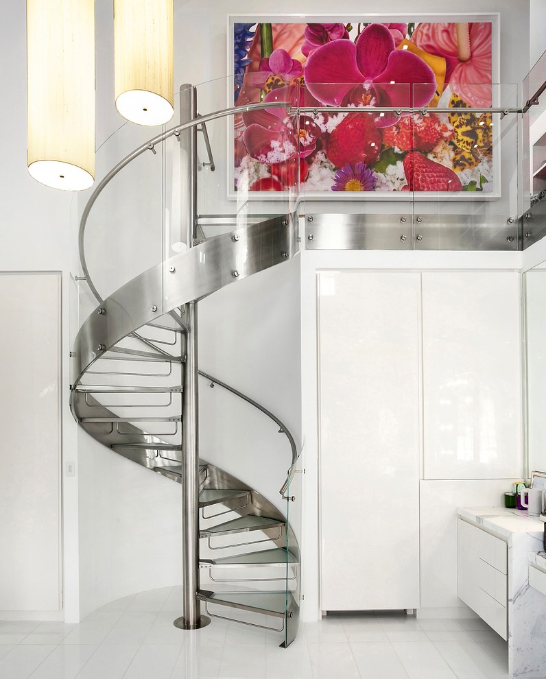 ニューヨークにあるコンテンポラリースタイルのおしゃれな階段 (ガラスフェンス) の写真