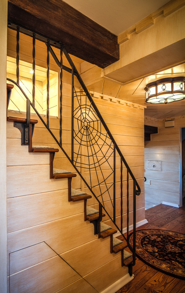 Стильный дизайн: лестница в стиле фьюжн с деревянными ступенями - последний тренд