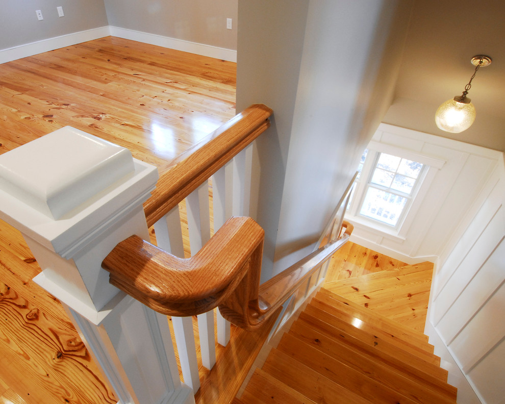 Источник вдохновения для домашнего уюта: угловая лестница среднего размера в стиле кантри с деревянными ступенями, крашенными деревянными подступенками и деревянными перилами