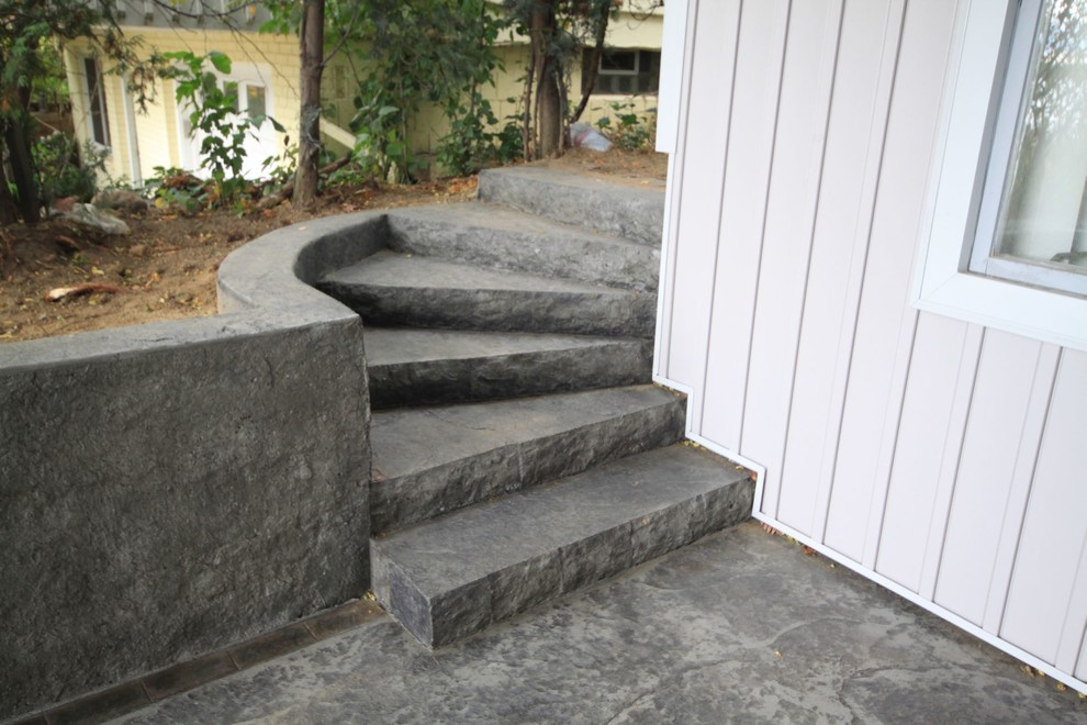Exemple d'un escalier bord de mer en béton de taille moyenne avec des contremarches en béton.