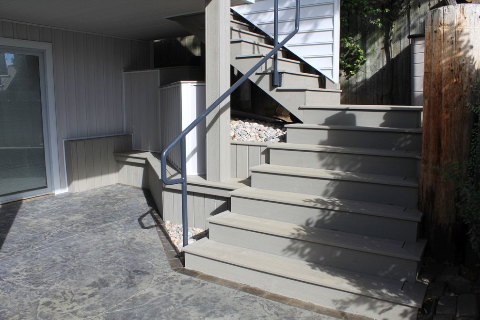 Пример оригинального дизайна: угловая лестница среднего размера в морском стиле