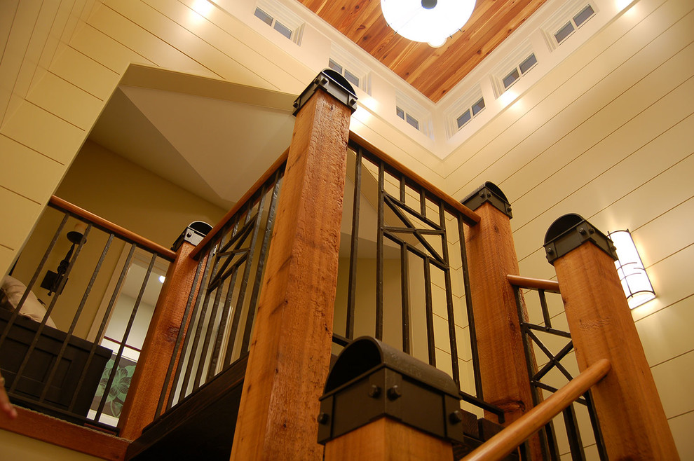 Foto de escalera en U de estilo americano de tamaño medio con escalones de madera y contrahuellas de madera