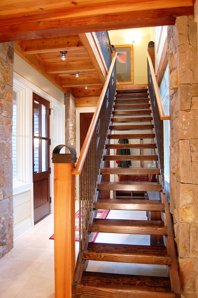 Diseño de escalera recta de estilo americano de tamaño medio con escalones de madera y contrahuellas de madera