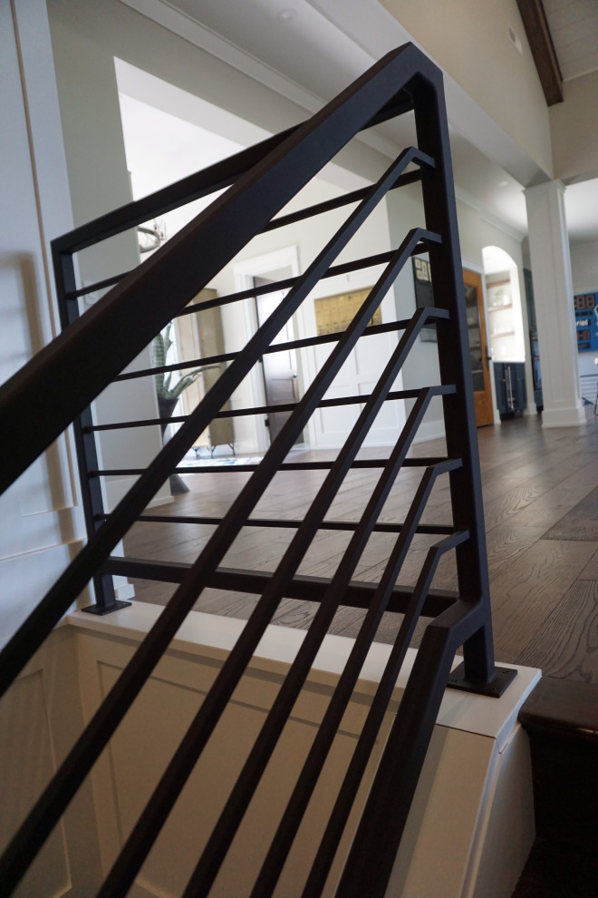 コロンバスにある中くらいなコンテンポラリースタイルのおしゃれなかね折れ階段 (金属の蹴込み板、金属の手すり) の写真