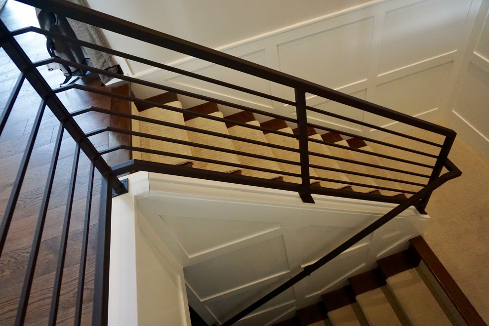 Diseño de escalera en L actual de tamaño medio con escalones de metal, contrahuellas de metal y barandilla de metal