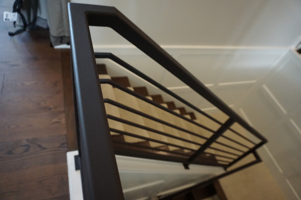 Exemple d'un escalier tendance en L de taille moyenne avec des marches en métal, des contremarches en métal et un garde-corps en métal.