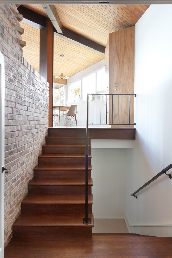Источник вдохновения для домашнего уюта: п-образная деревянная лестница среднего размера в стиле ретро с деревянными ступенями и металлическими перилами