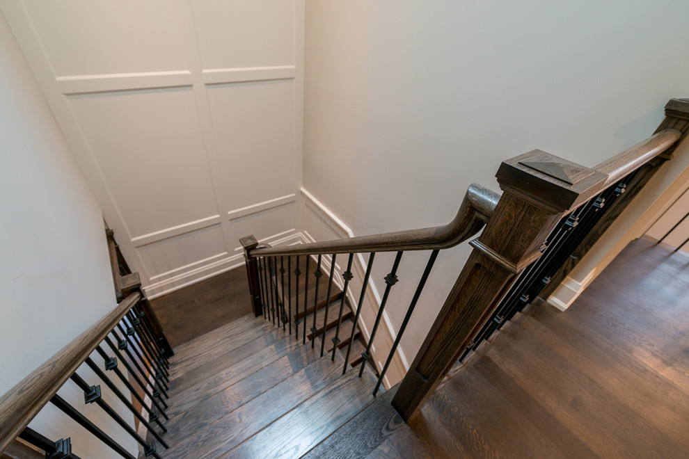 Свежая идея для дизайна: деревянная лестница в стиле неоклассика (современная классика) с деревянными ступенями - отличное фото интерьера