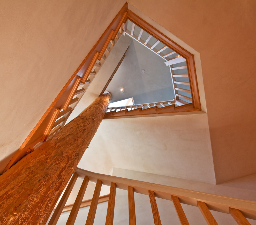 На фото: большая деревянная лестница в стиле рустика с деревянными ступенями с