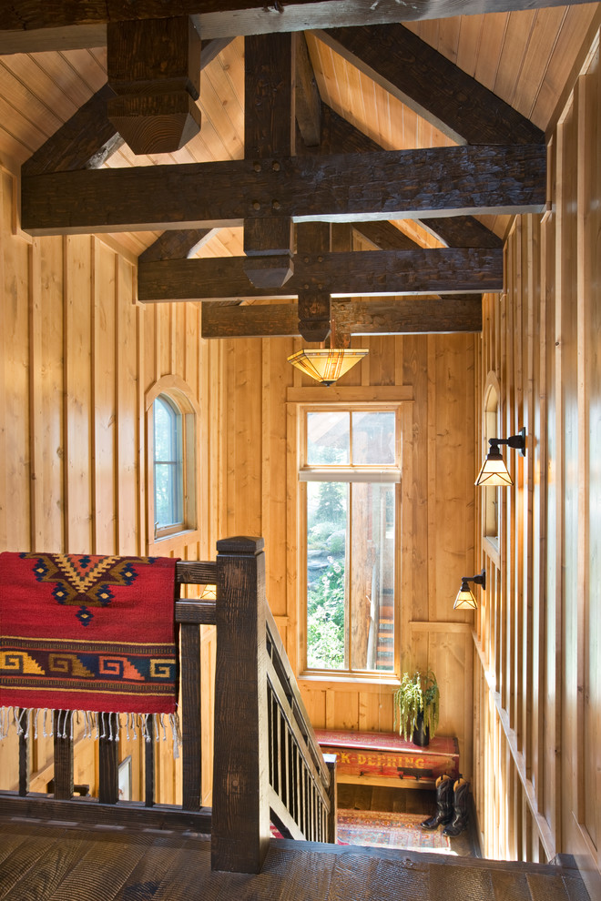 Diseño de escalera recta rural grande con escalones de madera y contrahuellas de madera