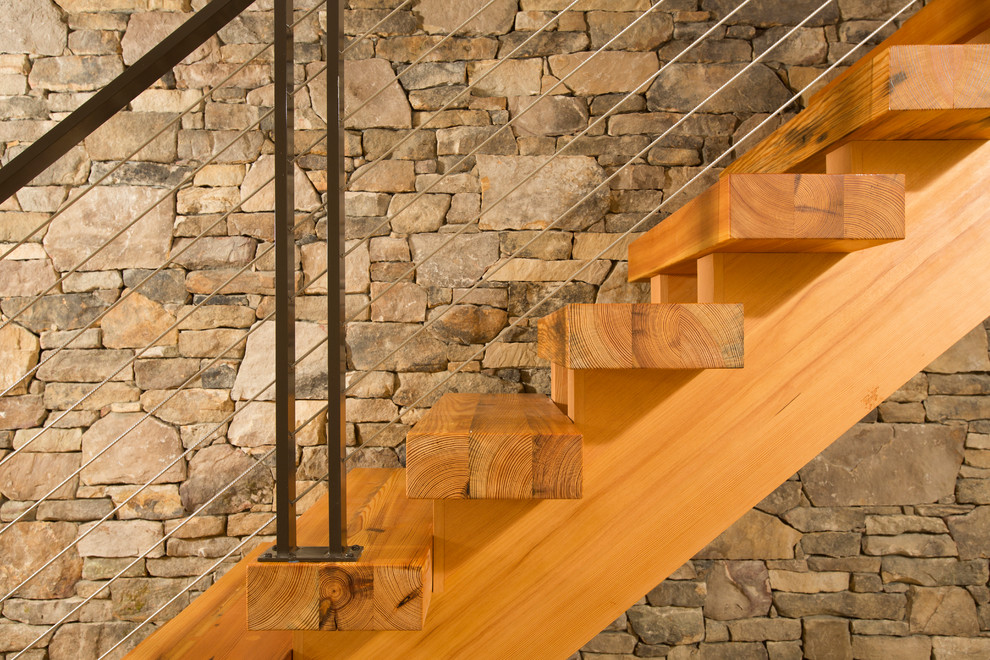 На фото: прямая лестница в стиле рустика с деревянными ступенями без подступенок
