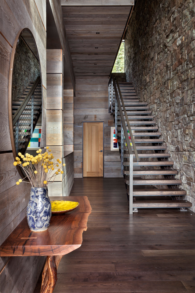 На фото: прямая металлическая лестница в стиле рустика с деревянными ступенями и металлическими перилами