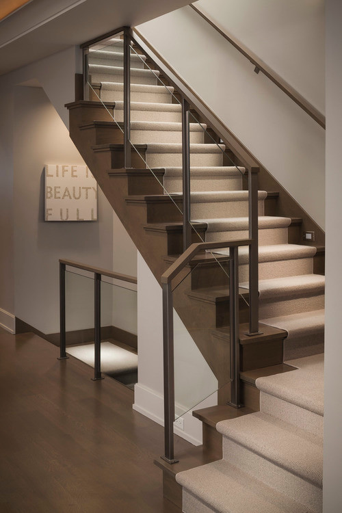 Imagen de escalera en L moderna de tamaño medio con escalones de madera y contrahuellas de madera