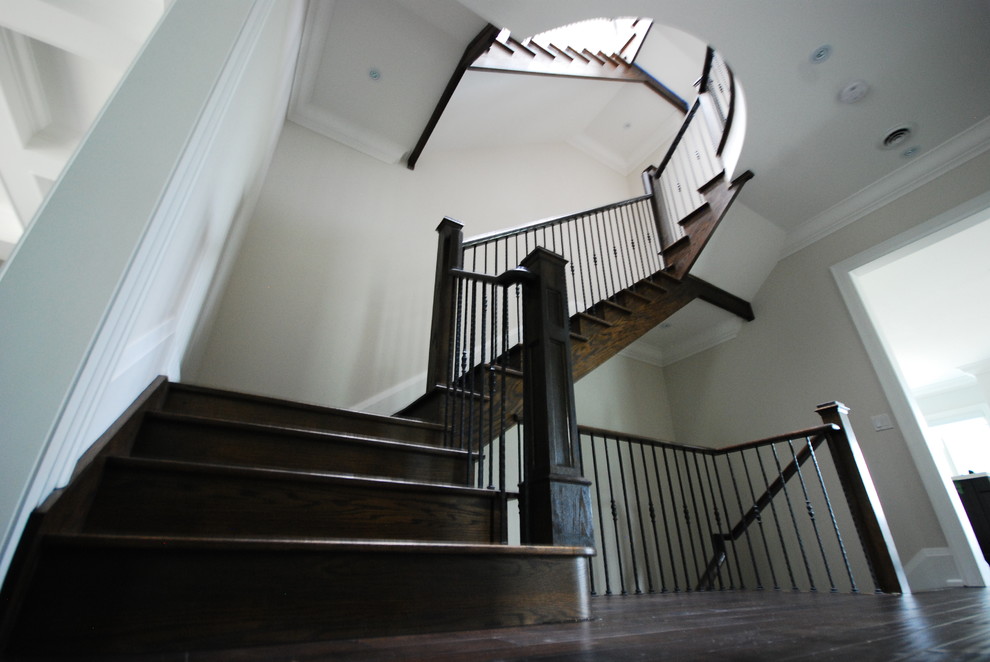 Стильный дизайн: большая деревянная лестница на больцах в классическом стиле с деревянными ступенями - последний тренд