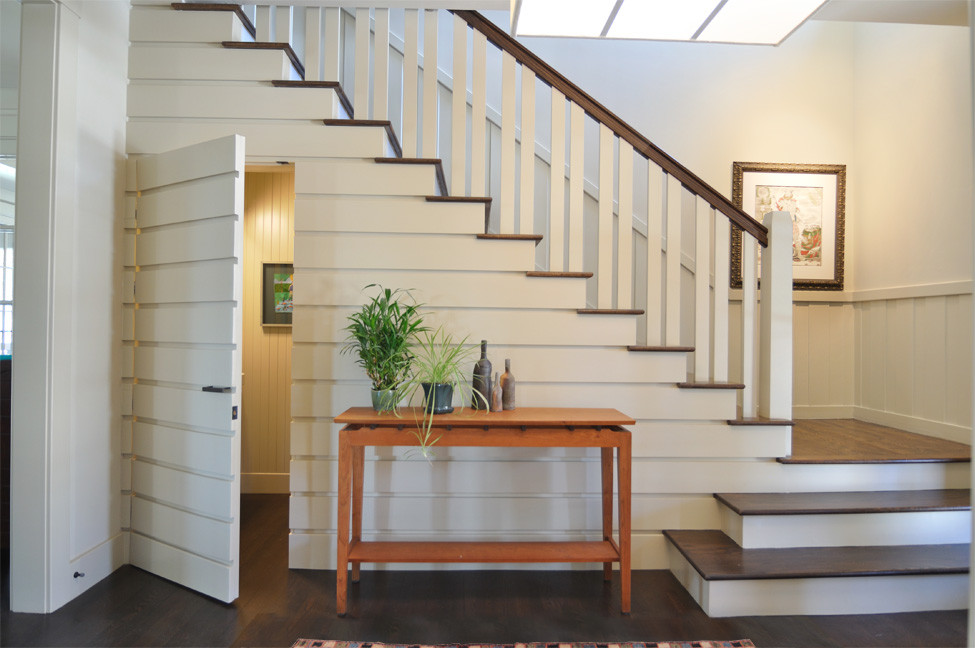Foto de escalera en L tradicional de tamaño medio con escalones de madera, contrahuellas de madera y barandilla de madera