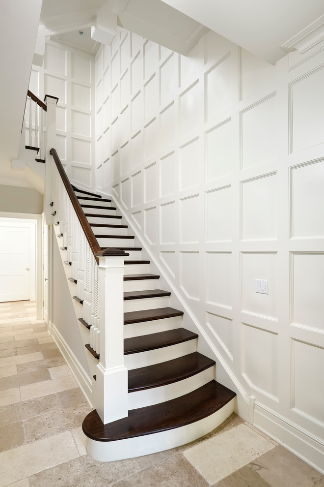 Idée de décoration pour un grand escalier peint tradition en L avec des marches en bois.