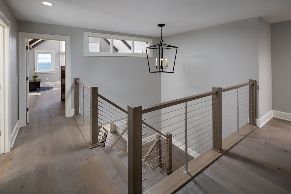 Свежая идея для дизайна: п-образная деревянная лестница среднего размера в стиле неоклассика (современная классика) с деревянными ступенями и перилами из тросов - отличное фото интерьера