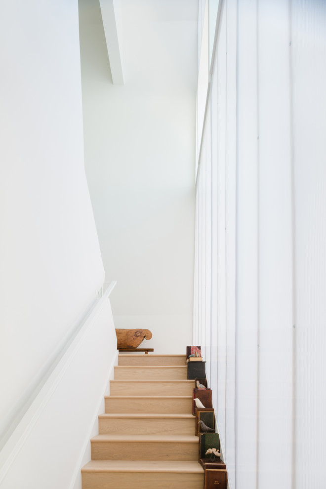 Imagen de escalera minimalista con escalones de madera y contrahuellas de madera
