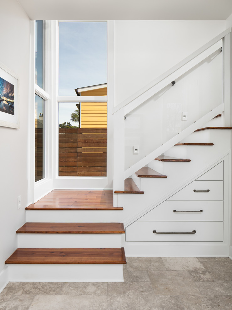 Стильный дизайн: угловая деревянная лестница среднего размера в стиле неоклассика (современная классика) с деревянными ступенями и деревянными перилами - последний тренд