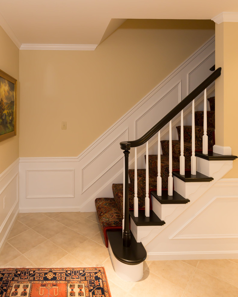 Réalisation d'un escalier droit tradition de taille moyenne avec des marches en moquette et des contremarches en bois.