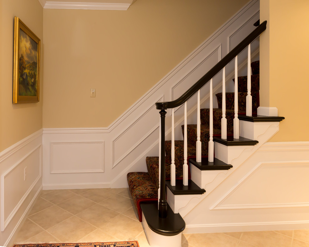 Cette photo montre un escalier droit chic de taille moyenne avec des marches en moquette et des contremarches en bois.