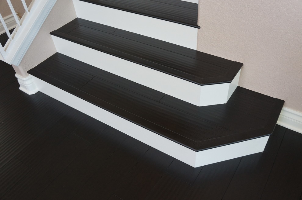 Пример оригинального дизайна: прямая лестница среднего размера в стиле кантри с деревянными ступенями, крашенными деревянными подступенками и деревянными перилами
