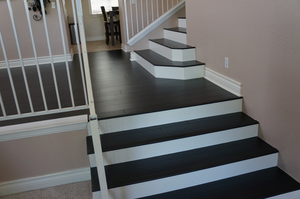 Стильный дизайн: прямая лестница среднего размера в стиле кантри с деревянными ступенями, крашенными деревянными подступенками и деревянными перилами - последний тренд