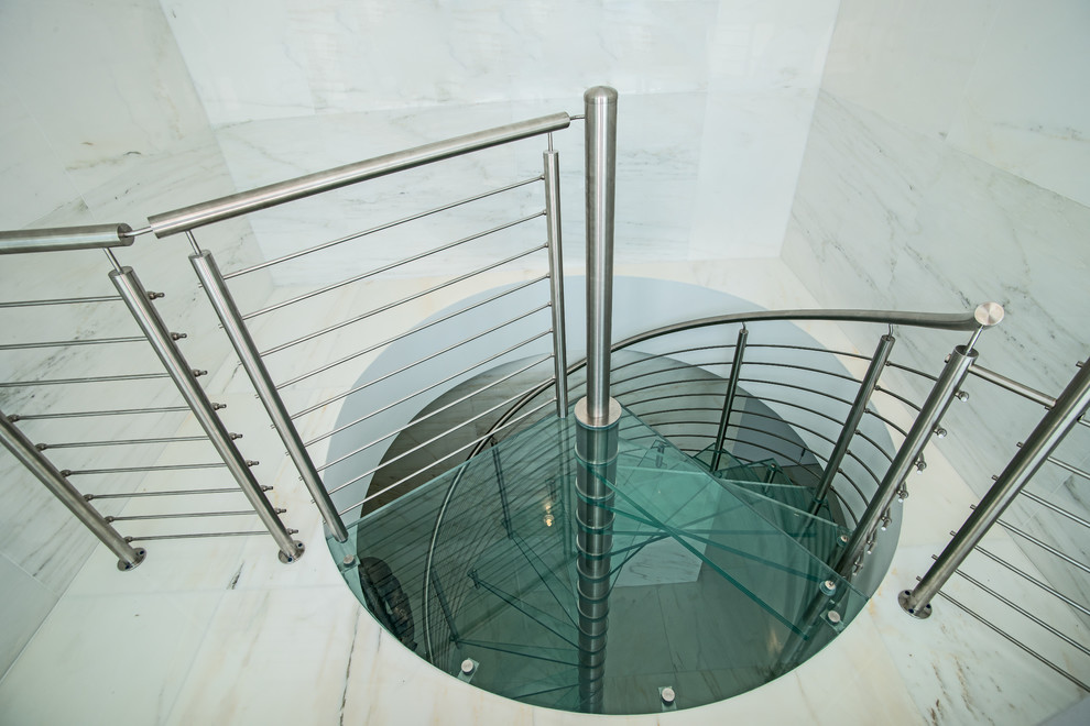 Идея дизайна: винтовая лестница среднего размера в стиле модернизм с стеклянными ступенями и металлическими перилами без подступенок