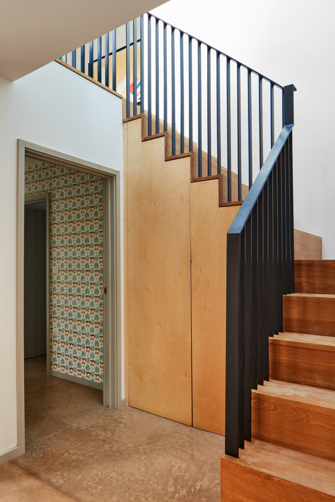 Modelo de escalera en L escandinava de tamaño medio con escalones de madera, contrahuellas de madera y barandilla de metal